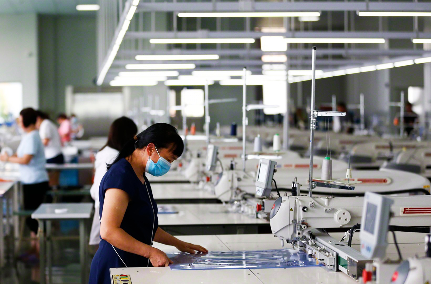 8月21日,在泗洪经济开发区一服装有限公司数字化生产车间内,工人正在
