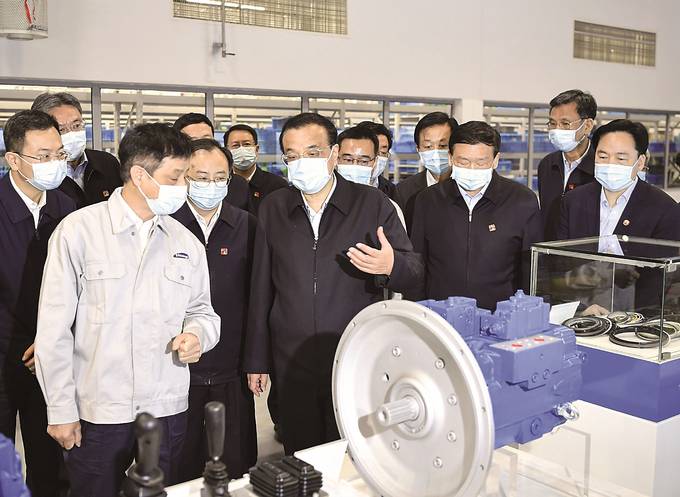 3月25日,李克强在常州恒立液压公司考察。.jpg
