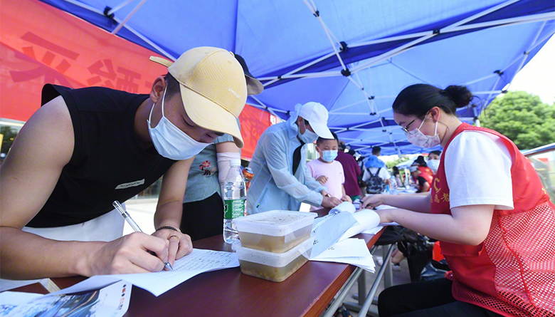 南京:志愿者忙碌在核酸检测一线