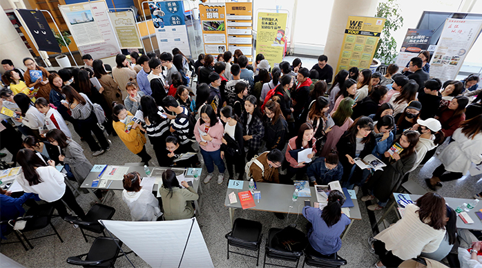 招聘会江苏_第五届全国大中城市联合招聘高校毕业生 秋季巡回招聘会江苏站首场活动成功举办(3)