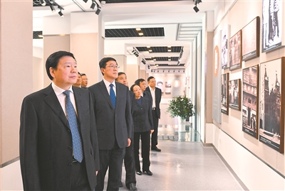 苏省人民政府 头条 娄勤俭在淮安瞻仰周恩来纪