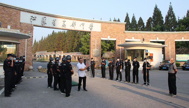 9月27日,高邮中学组织学校安保人员进行防暴演练,为开学做好准备.