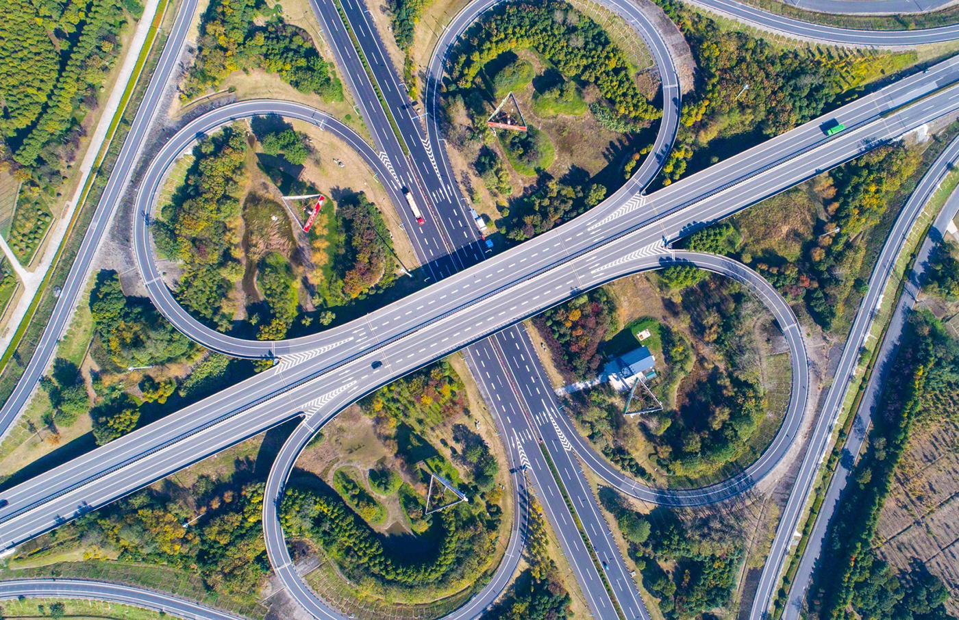 11月9日,位于海安高新区的全苜蓿叶型328国道和204国道互通立交,在