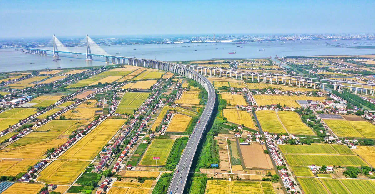 张家港长江岸边丰景如画