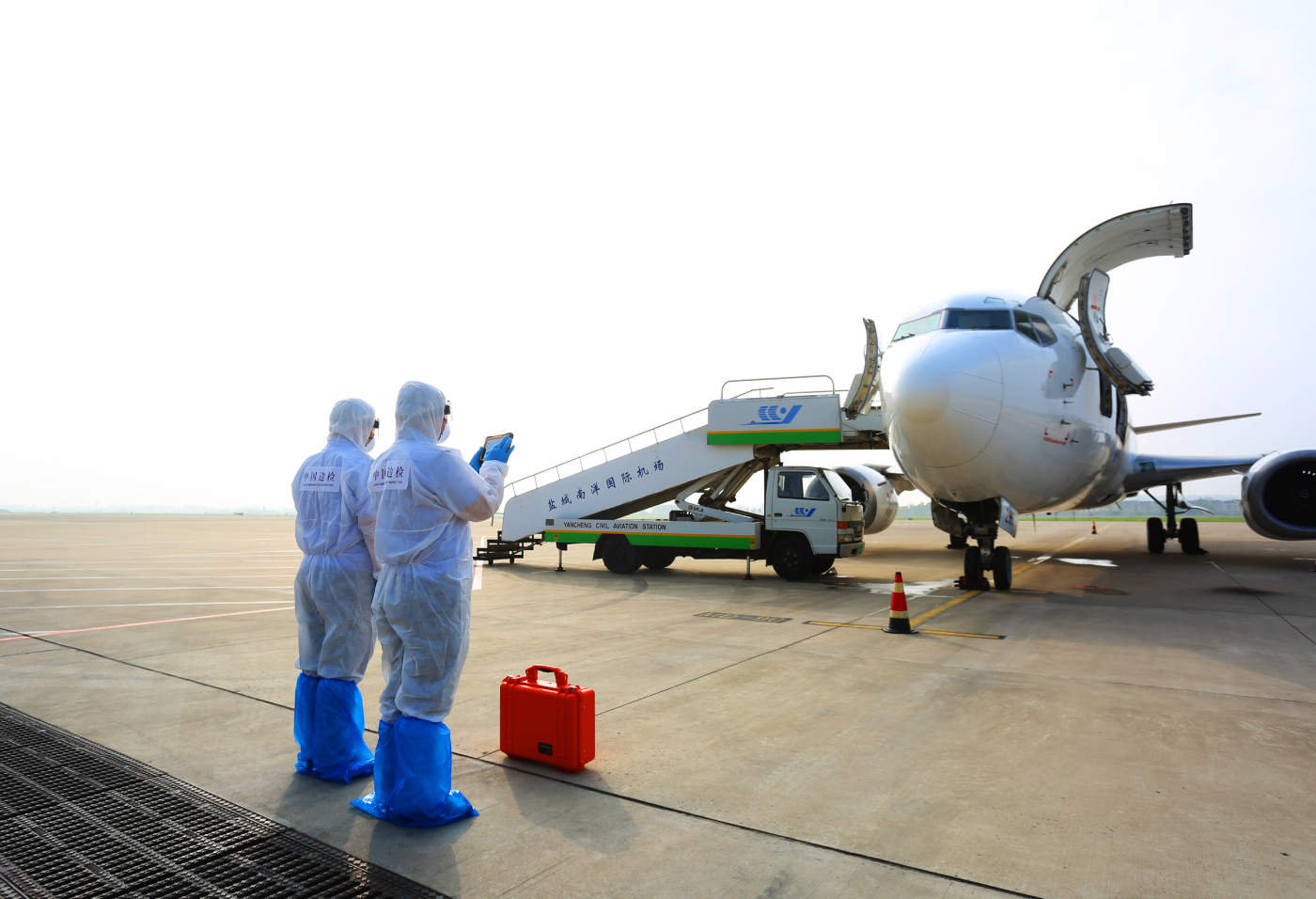 盐城机场边检站使用生命探测仪强化口岸精准管控