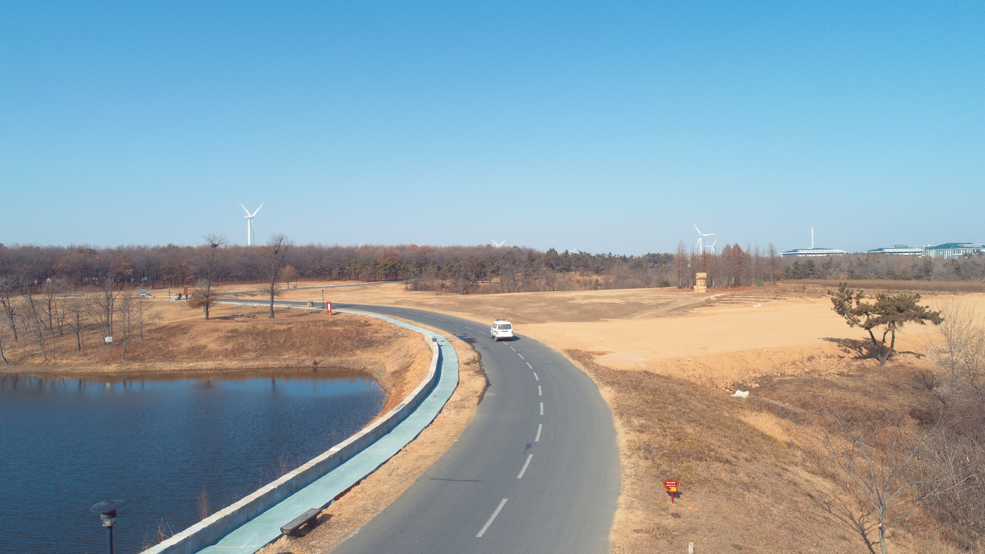 12月11日,航拍江苏省连云港市东海县李埝乡沃子村前的扶贫路.