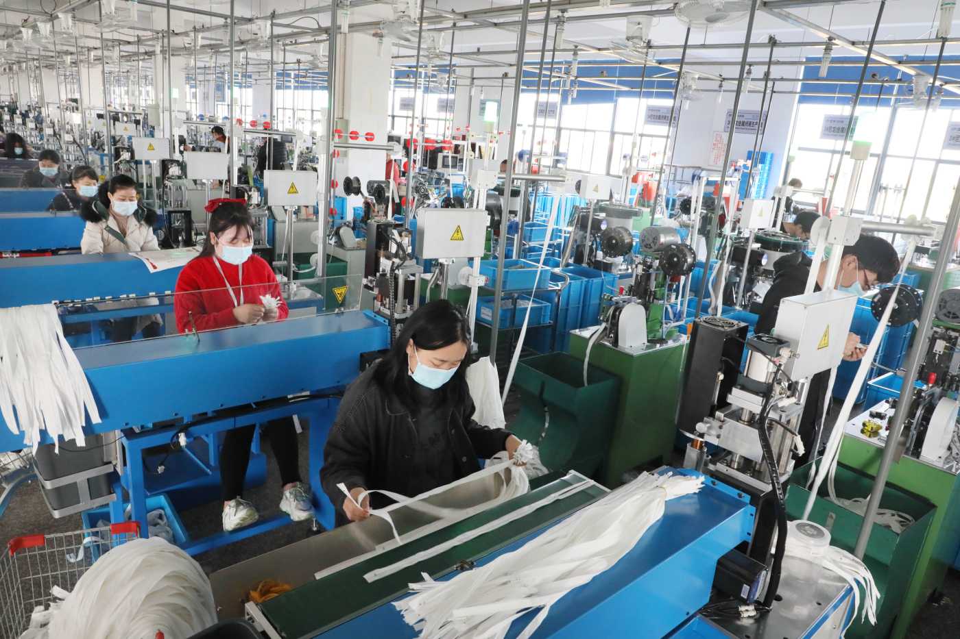 新冠疫情暴发后,该公司添置了7条拉链生产线,迄今共生产了2100多万条