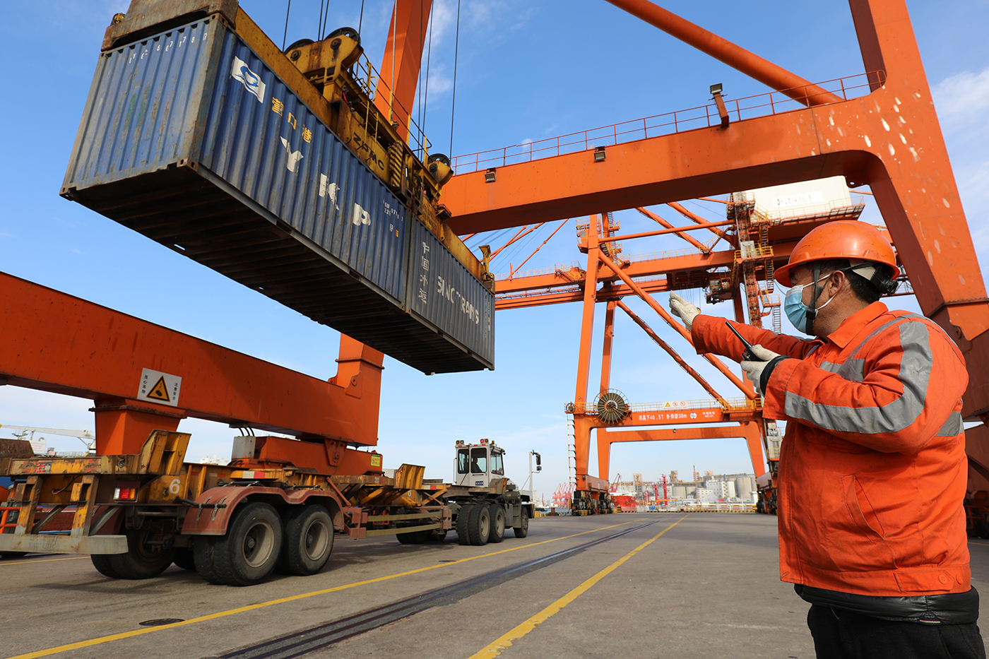 江苏省人民政府 图片 张家港:企业稳岗留工 港口装卸繁忙