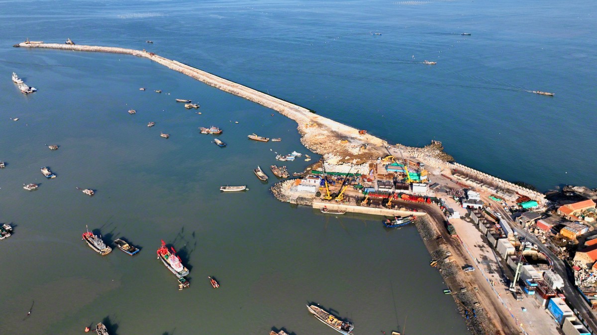 连云港市连云区连岛中心渔港工程施工现场,包括防波堤965米,码头557米