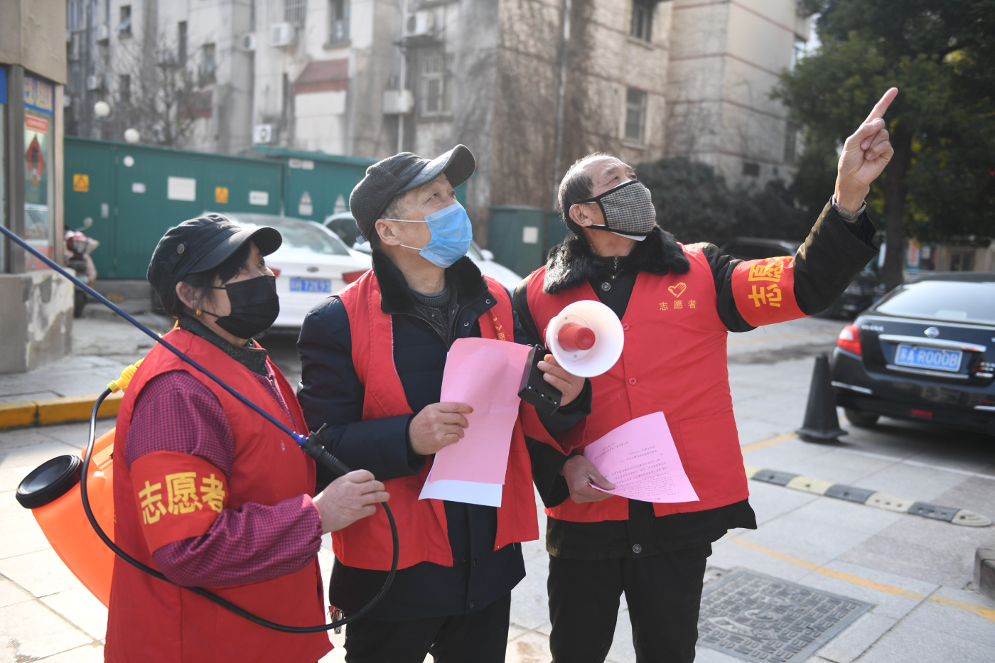 淮安:社区退休老党员志愿者疫情防控宣传在"疫"线