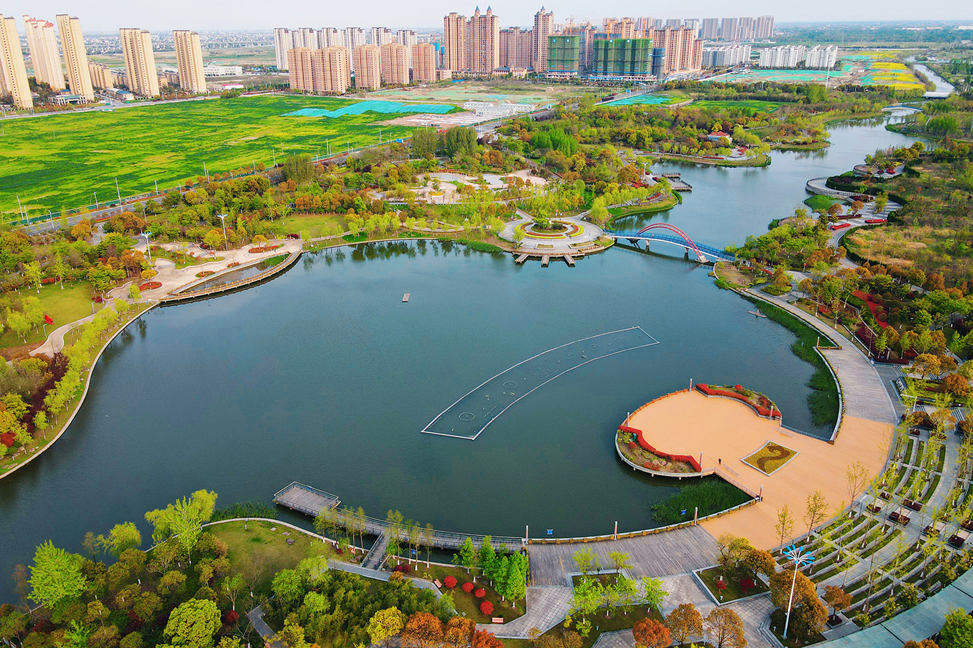 2021年4月14日,鸟瞰如皋市龙游河生态公园,河水碧波荡漾,两岸春意盎然