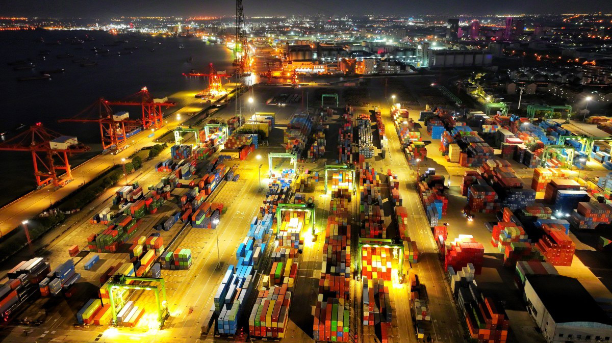 张家港集装箱码头灯火通明奋力冲刺四季度