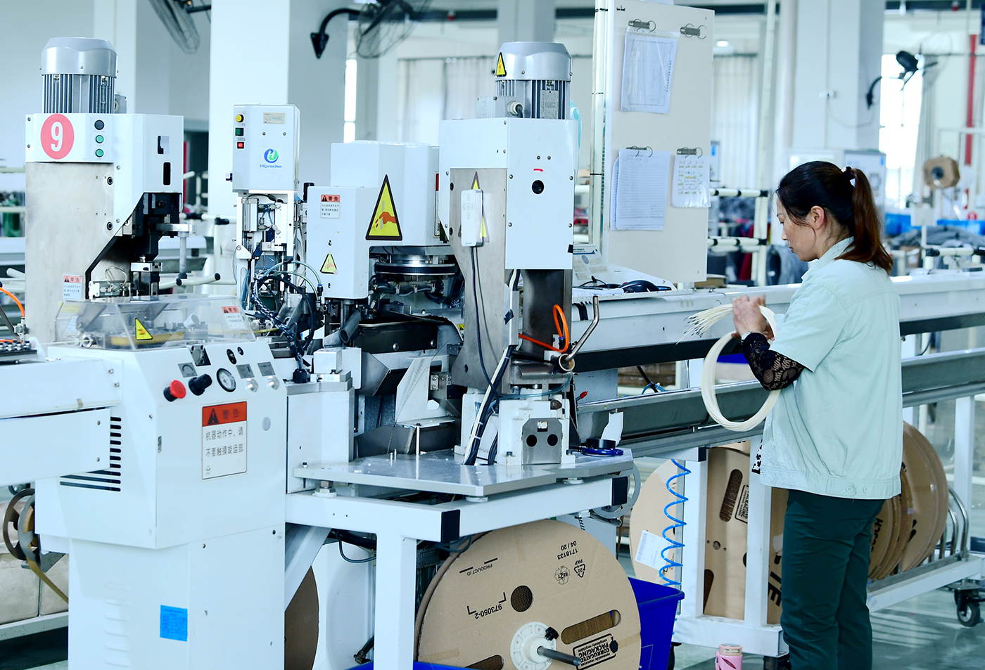 10月9日,海安高新区某设备公司员工在流水线工作.