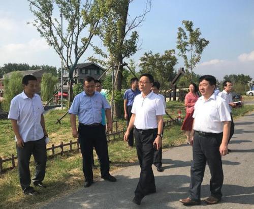 区委副书记,省委驻淮阴区帮扶工作队队长李爱国,区委副书记陈张,区住