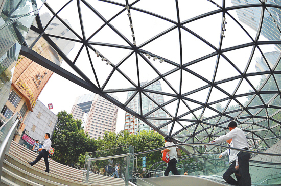 一座"水晶屋"日前亮相南京新街口,该屋通体用玻璃幕墙搭设,是一个地下