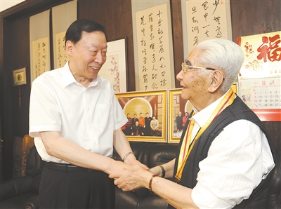 在老同志韩培信家中,罗志军代表省委,省政府向他致以亲切问候并祝愿他